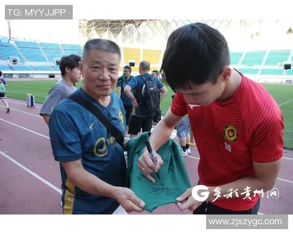 足球明星与小朋友亲密互动现场签名瞬间温馨回忆分享